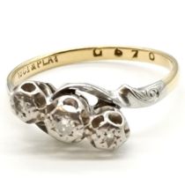18ct gold & platinum 3 stone diamond crossover ring - size P½ & 2.7g total weight. Has wear to
