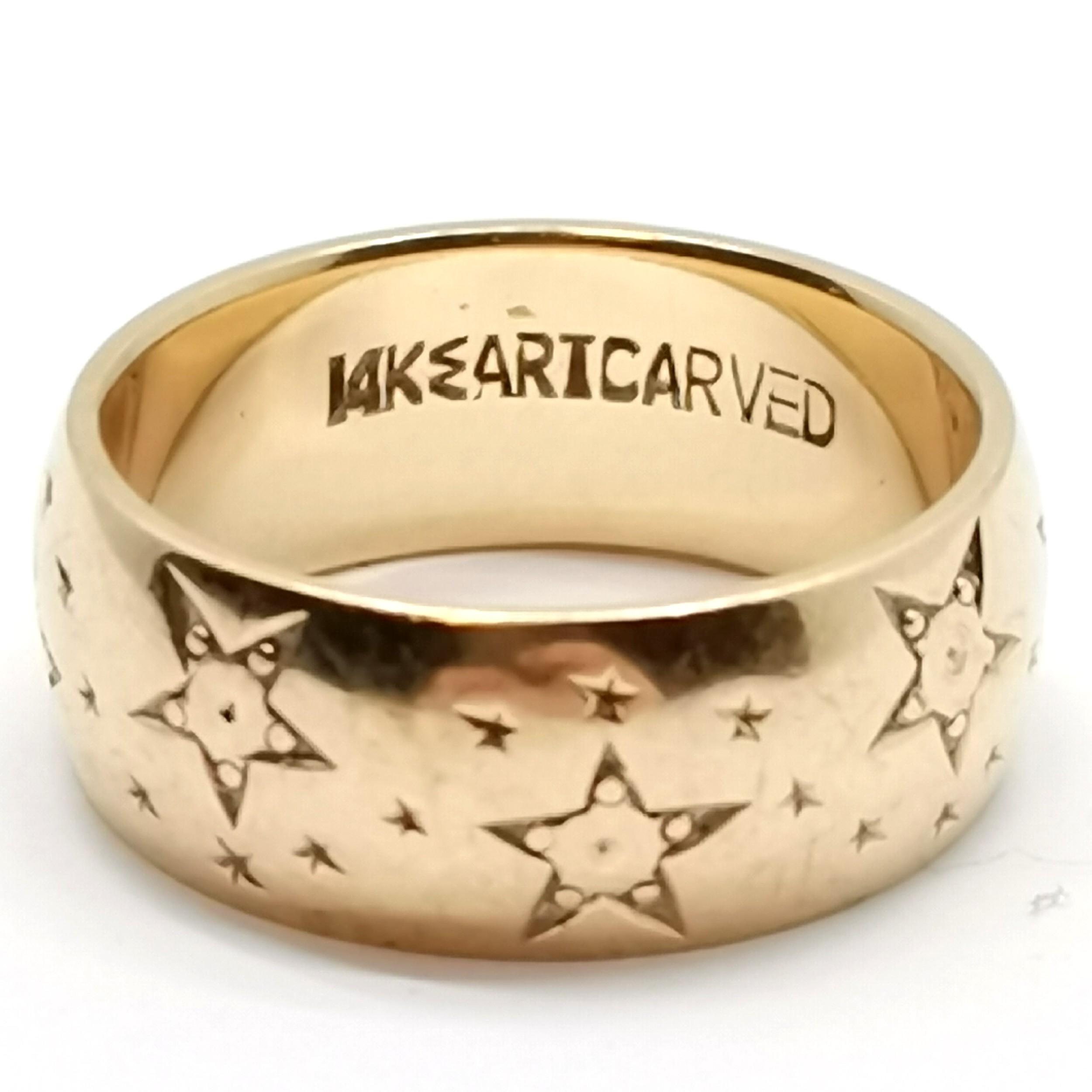 14ct marked gold wide band ring with star detail - size N & 7.2g ~ approx 7mm wide - Image 2 of 2