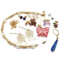 Qty of gold jewellery inc odd stone set earrings, pearl bracelet, glass butterfly pendant etc -