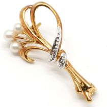 Marked (touch tests as 14ct) gold floral spray brooch set with pearls & diamonds - 3cm & 2.8g