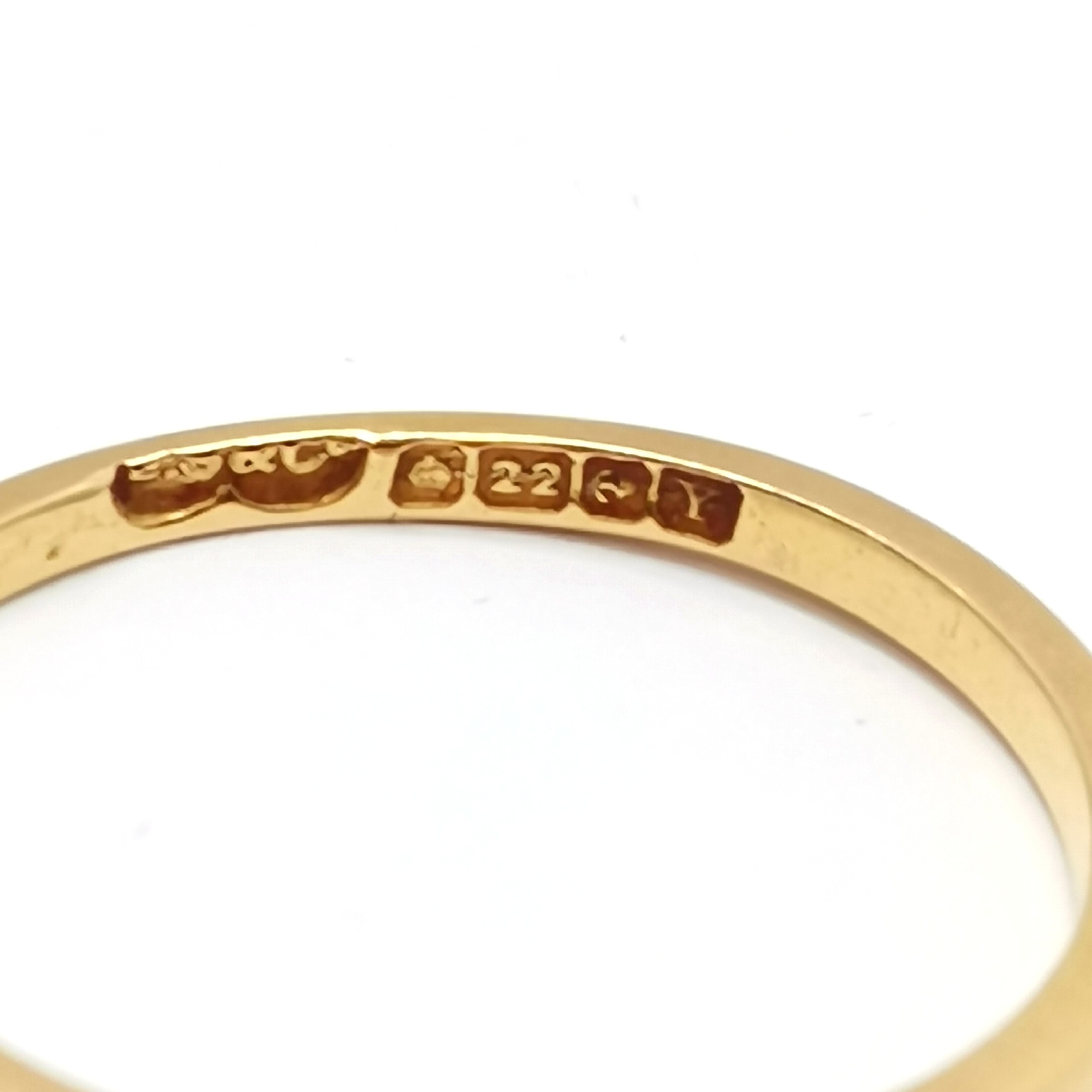 22ct hallmarked gold band ring - size P & 1.9g - Image 3 of 3