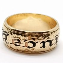 Unmarked gold (touch tests as 14ct) Hawaiian wide band ring decorated with enamel & chased engraving