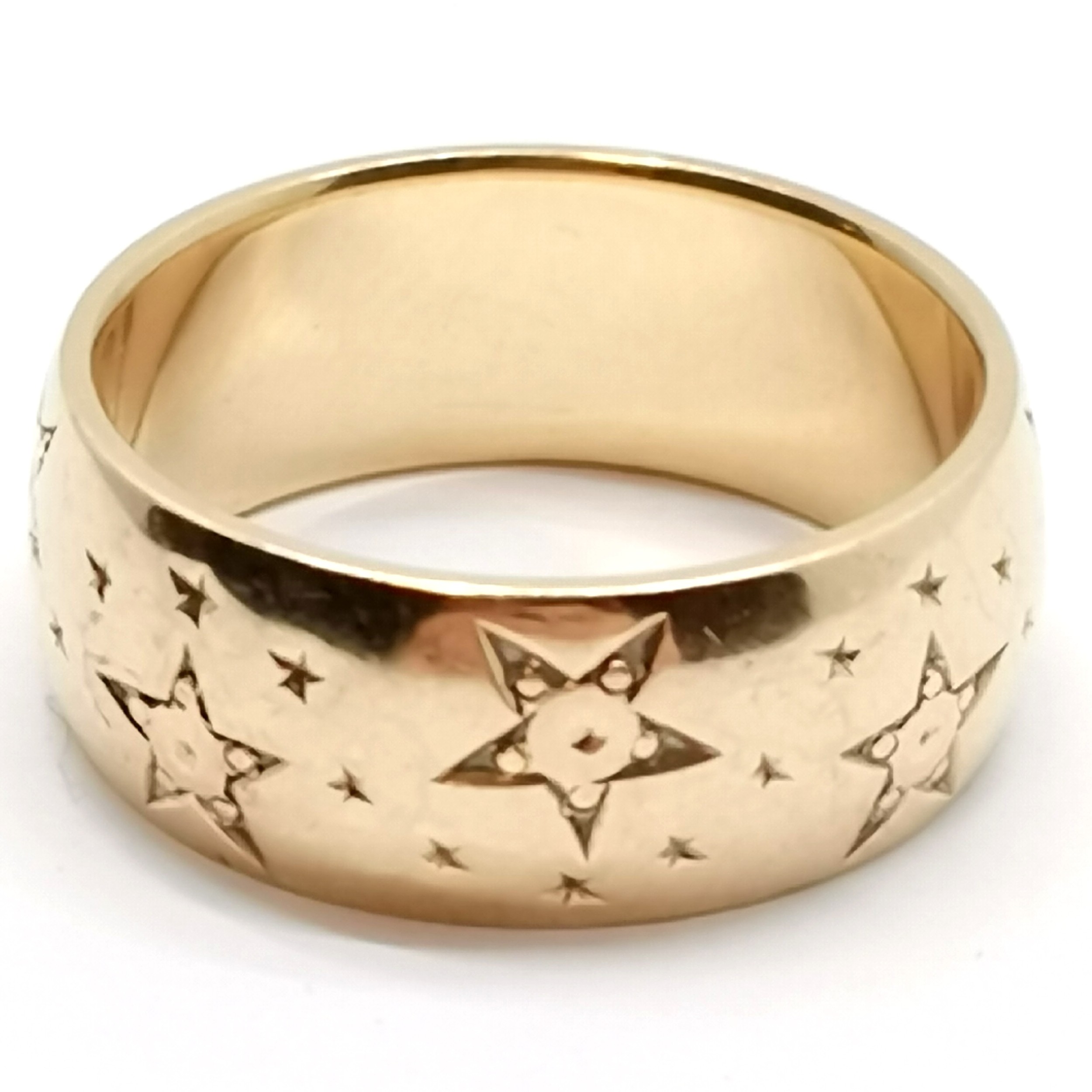 14ct marked gold wide band ring with star detail - size N & 7.2g ~ approx 7mm wide