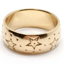 14ct marked gold wide band ring with star detail - size N & 7.2g ~ approx 7mm wide