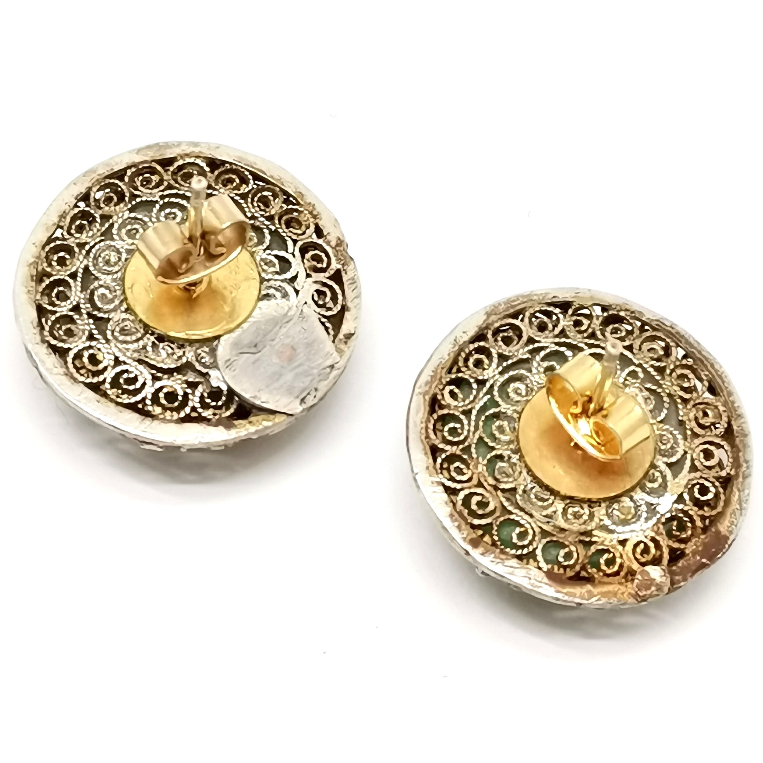 Oriental pair of unmarked silver carved jade flower design earrings - 2cm diameter - Image 2 of 4