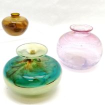 Mdina glass vase, 11 cm high, t/w 2 pieces of art glass, 1 a/f.
