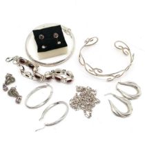 Qty of 925 silver marked jewellery inc cabochon garnet set bracelet (20cm), 2 x bangles,