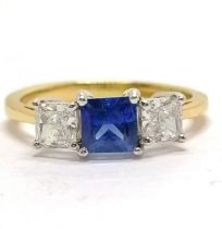 18ct hallmarked gold sapphire / princess cut diamond 3 stone ring - size L & 3.2g total weight ~