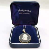 Wedgwood black jasperware portrait pendant in silver mount on silver 46cm chain - total weight