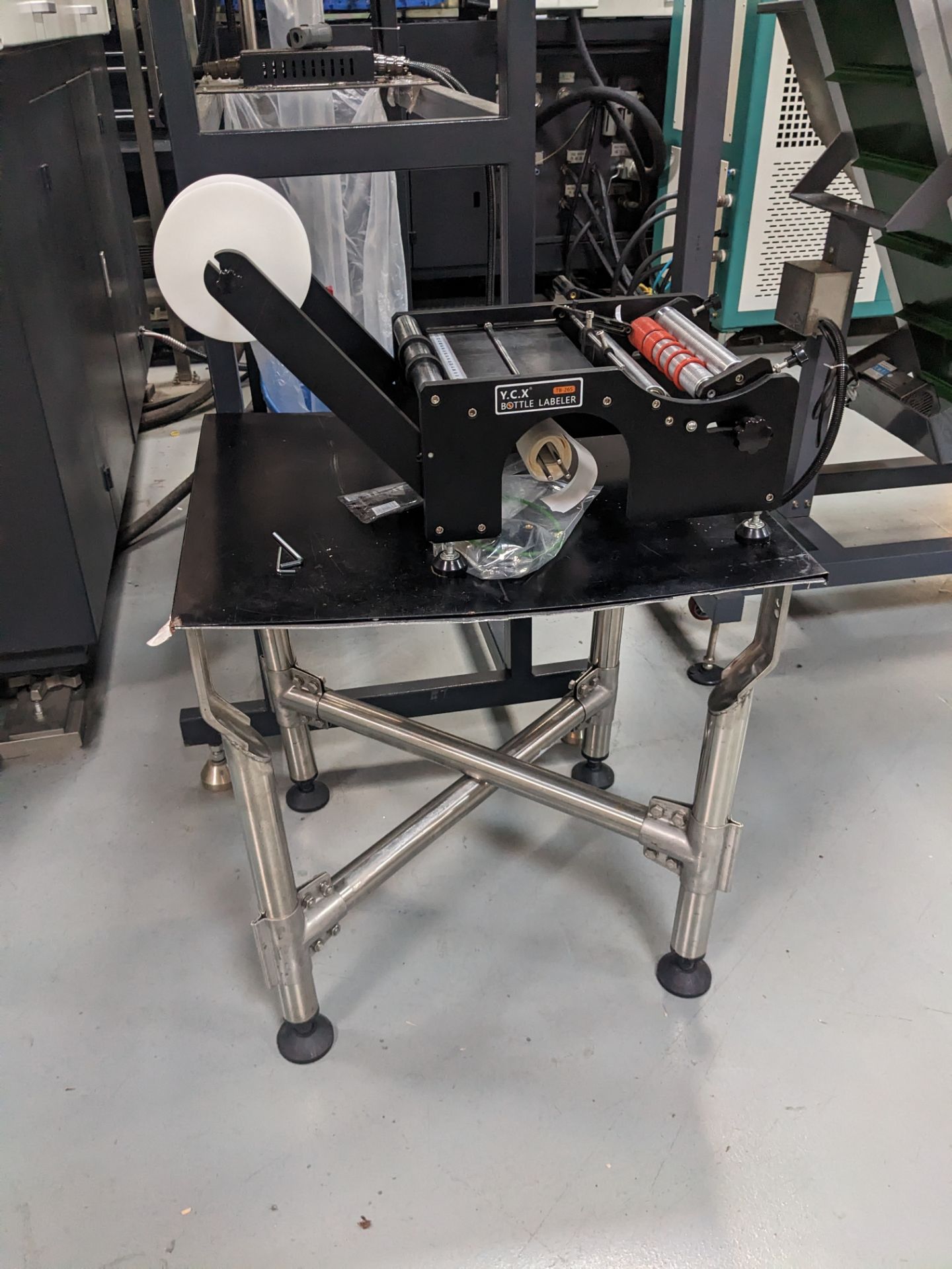 YCK Manual Bottle Label Machine with Table