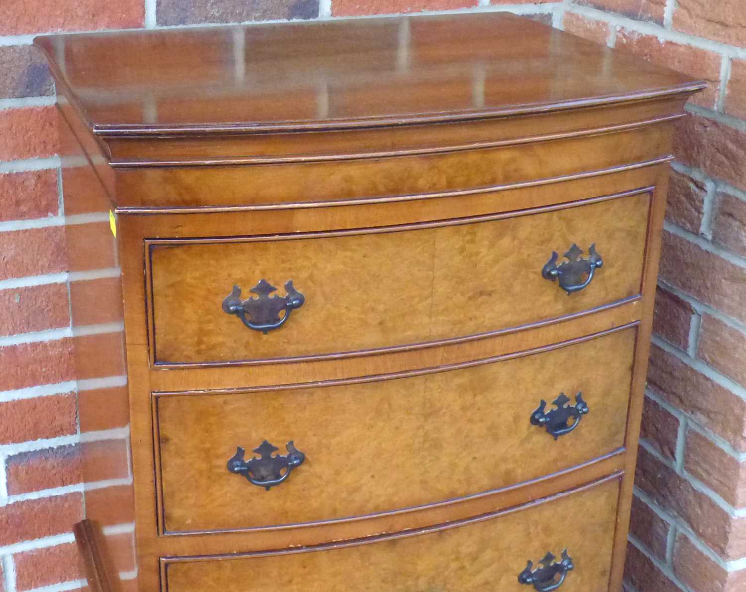 A reproduction walnut veneered small chest-on-chest, 131 x 54 x 42cm.131 x 54 x 42cm - Image 4 of 4