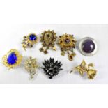 Eight various vintage costume brooches (8).