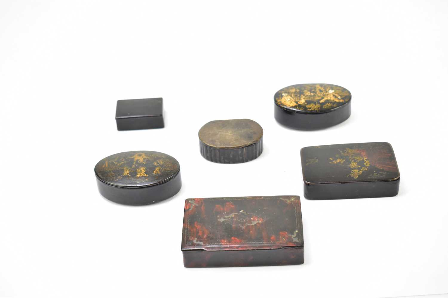 A collection of six 19th century and later papier-mâché and lacquered snuff boxes to include an - Image 4 of 5