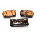 Three Georgian horn and faux tortoiseshell snuff boxes to include a rectangular example, width 9.