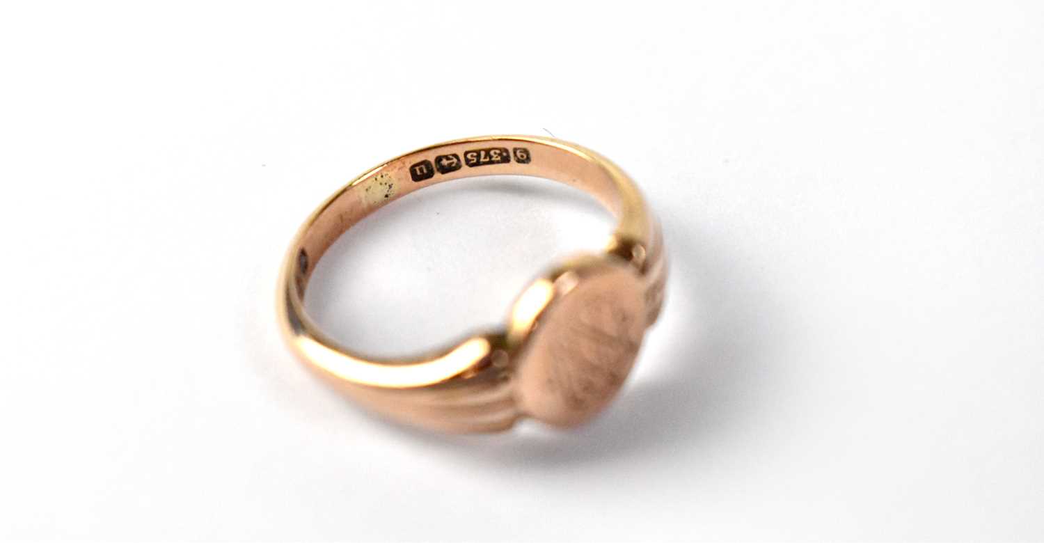 A vintage 9ct rose gold signet ring, the circular table with entwined initials 'NN', to fan-shaped - Image 3 of 3