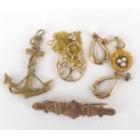 Various items of gold jewellery to include a 9ct gold Isle of Man bar brooch, length 4.5cm, a 9ct