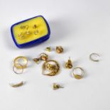 A quantity of 14ct, 9ct and yellow metal jewellery to include single hoop earring, wishbone ring,