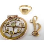 Gold jewellery to include a small 9ct gold signet ring, initialled J, size I, a 'J' 9ct gold