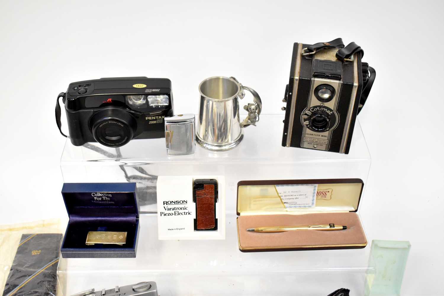 A collectors' lot to include a cased Brownie camera, a cased Pentax Zoom 90 camera, a cased Konica - Image 2 of 3