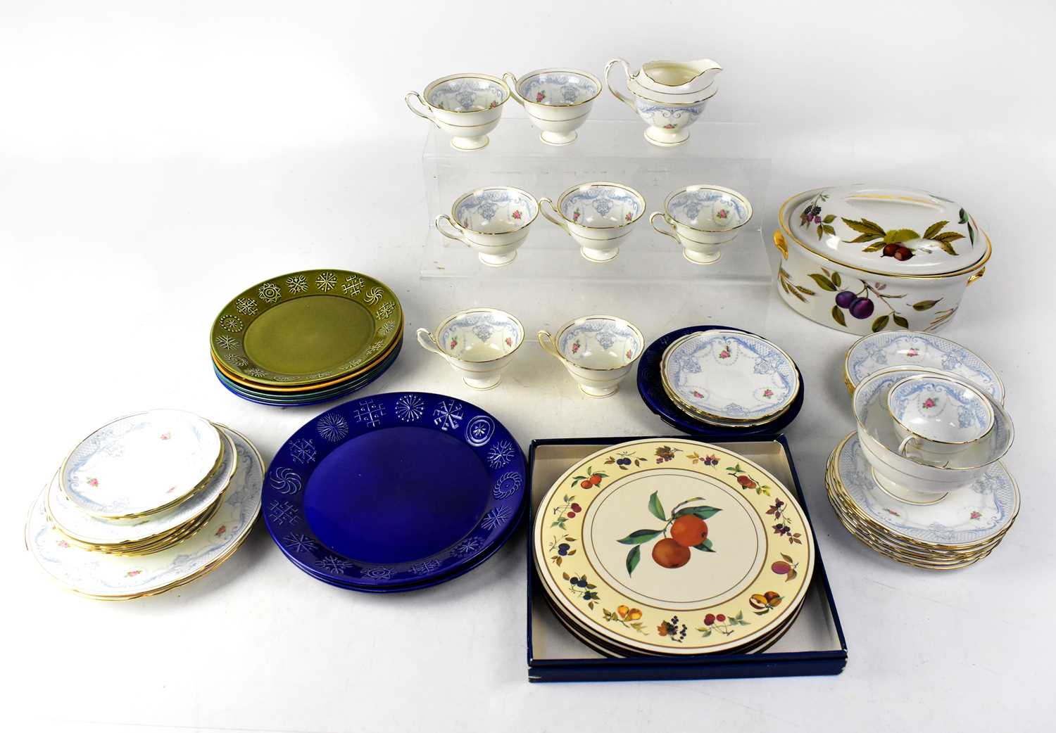 A quantity of late Foley Shelley tea and dinner ware, pattern no. 6198, to include cups, saucers,