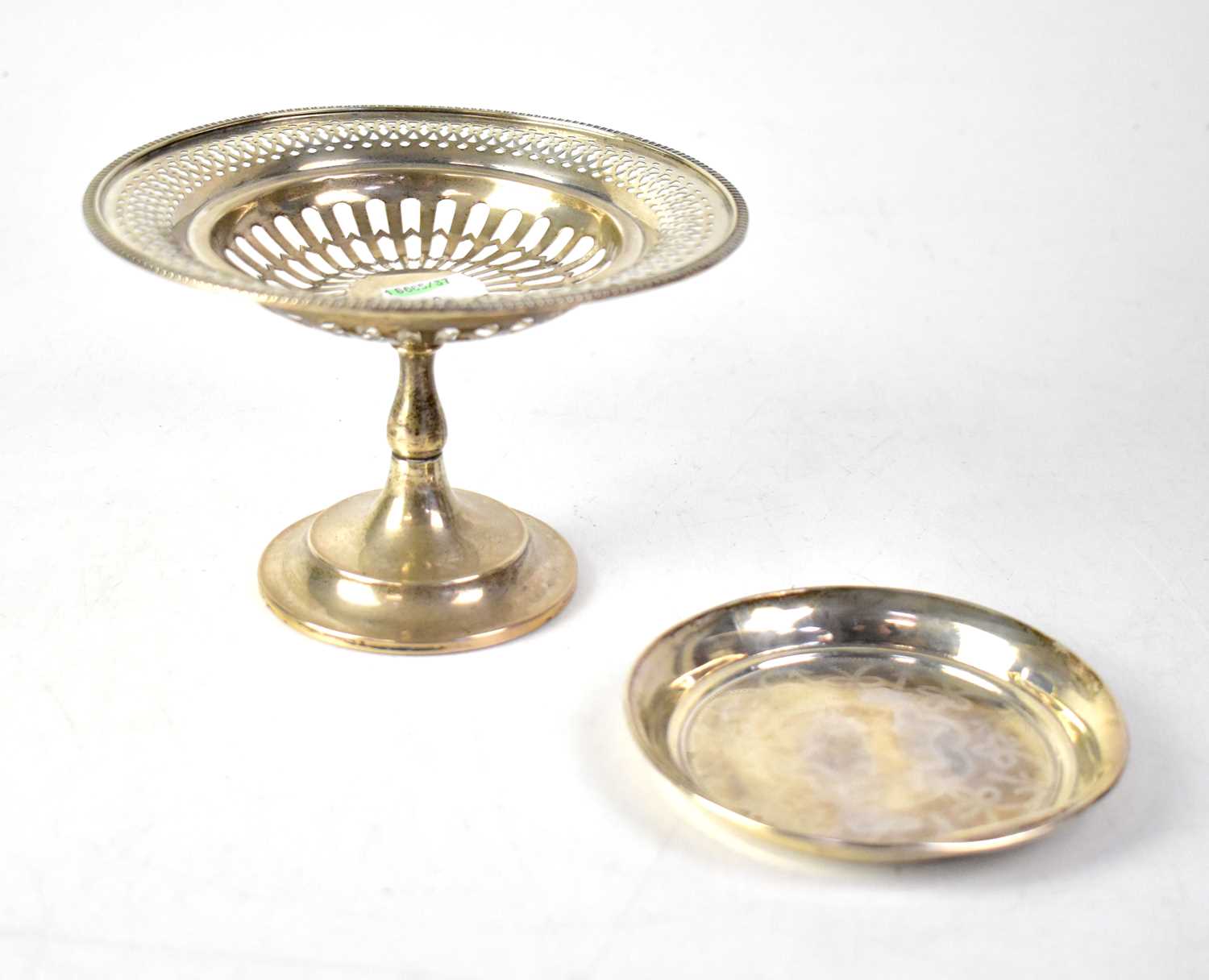 A George V hallmarked silver pin dish with incised decoration, JR, Birmingham 1919, diameter 11cm (