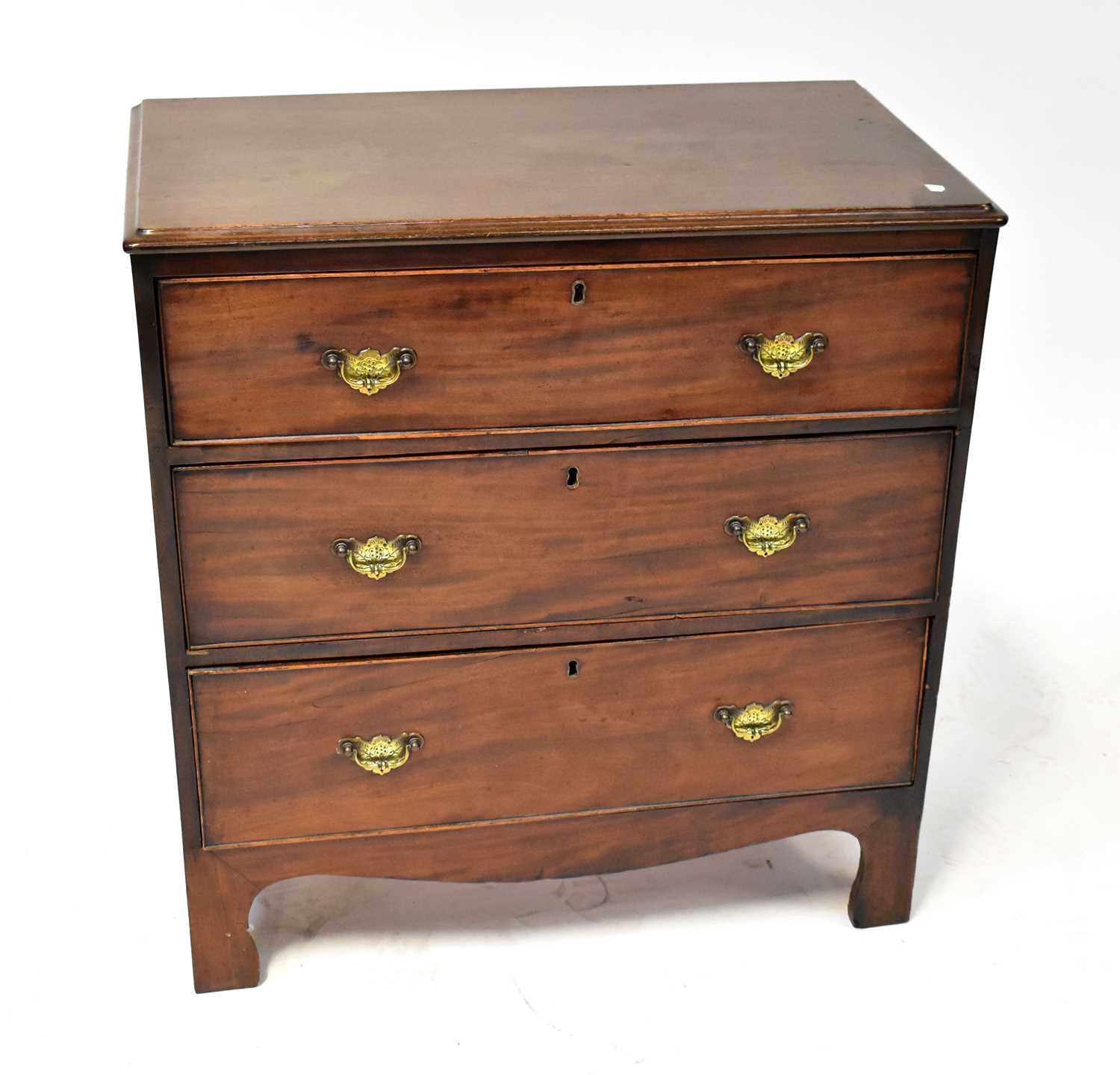 A Georgian mahogany three-drawer chest of small proportions, raised on bracket feet.Dimensions: 76 x