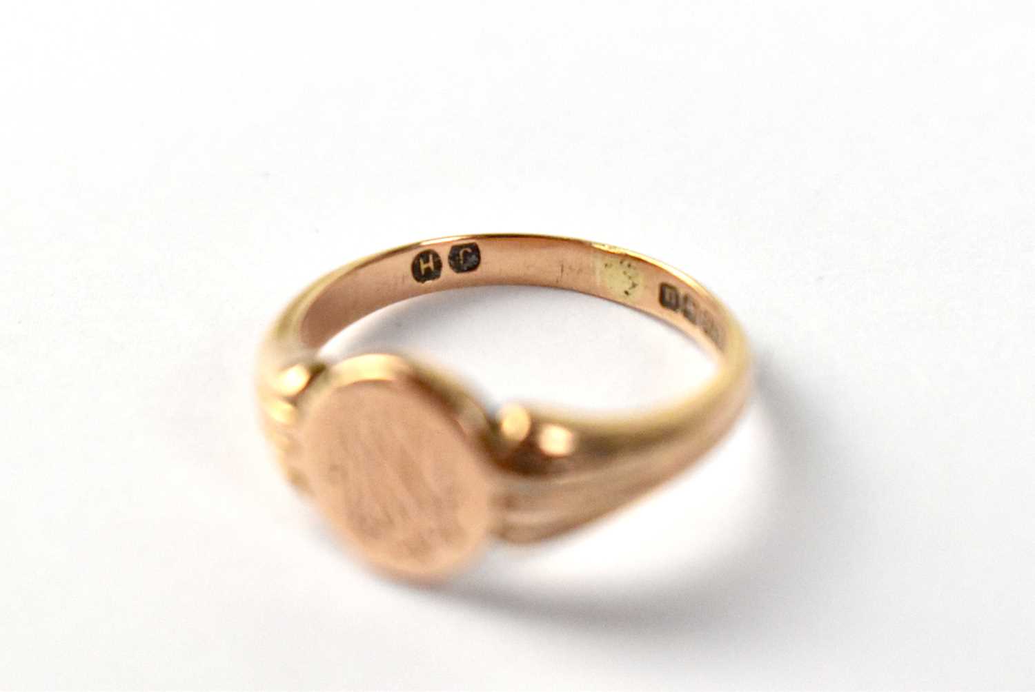 A vintage 9ct rose gold signet ring, the circular table with entwined initials 'NN', to fan-shaped - Image 2 of 3
