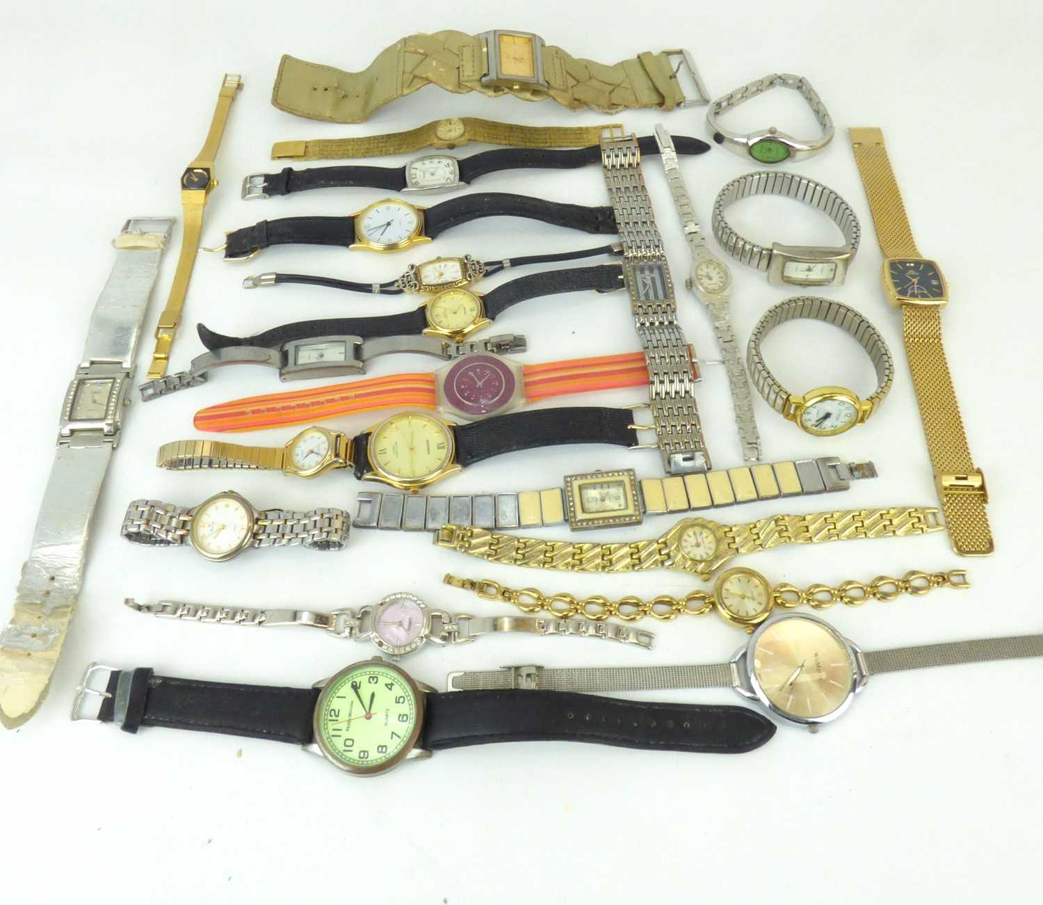 A quantity of mixed ladies' and gentlemen's wristwatches to include a Bulova ladies' quartz example,