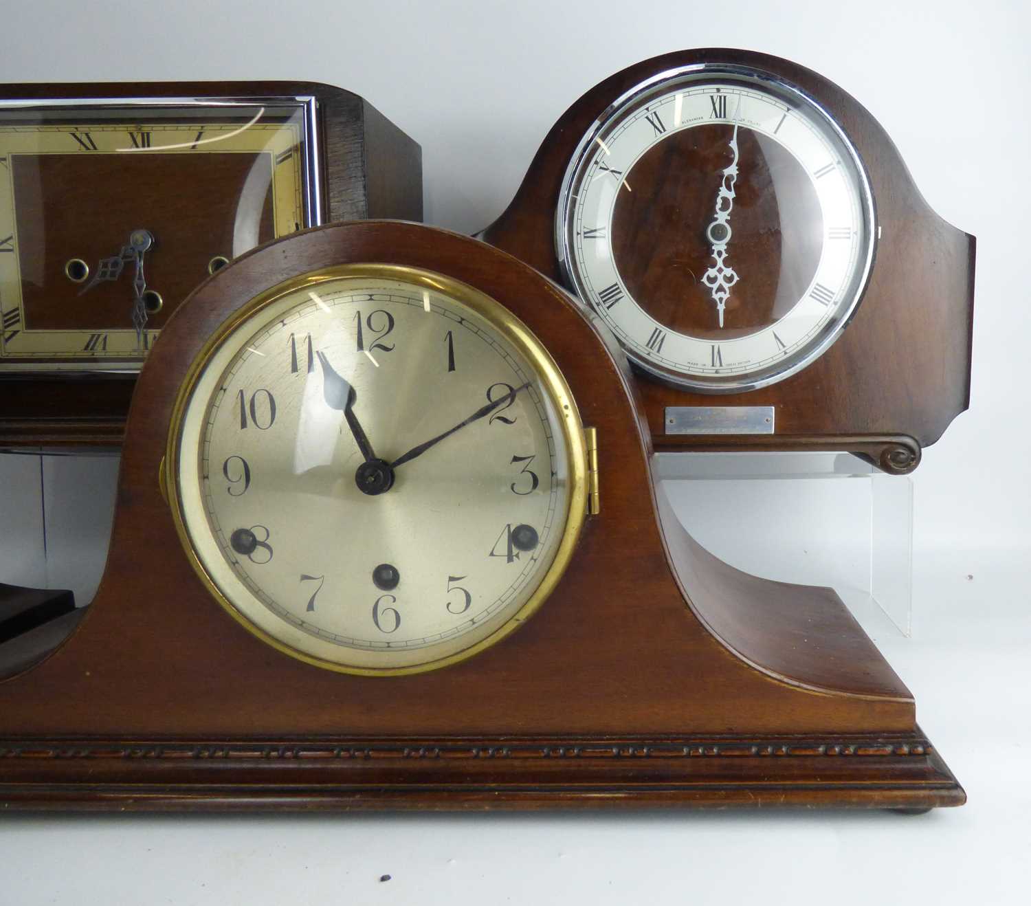 Four mantel clocks to include three oak cased examples comprising a Napoleon hat shape example, with - Image 3 of 3