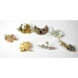 Seven various vintage costume brooches.Qty: 7