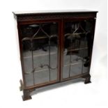An Edwardian Chippendale-style mahogany glazed display cabinet with blind frieze and pair of doors
