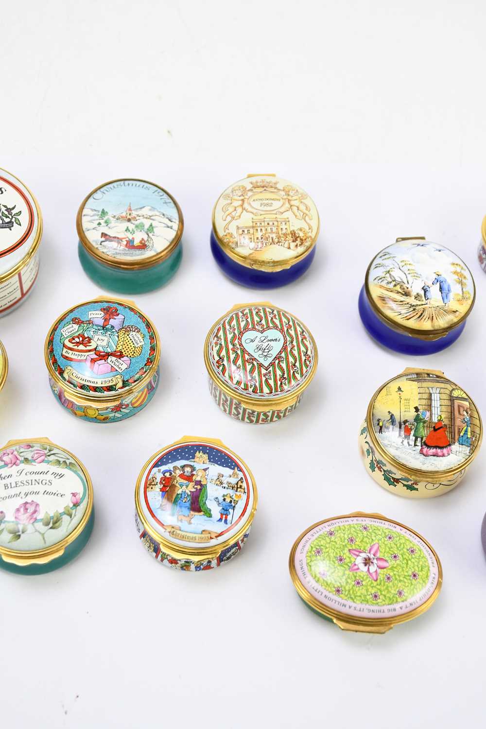 A collection of eighteen Halcyon Days and Bilston & Battersea enamel trinket boxes, various scenes - Image 3 of 4