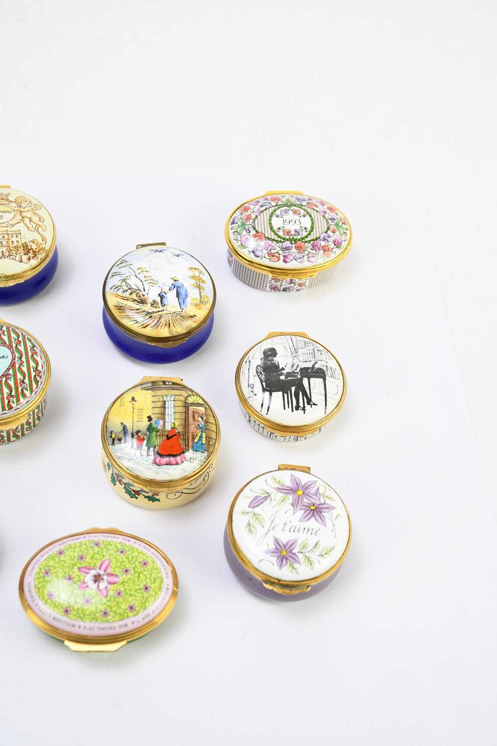 A collection of eighteen Halcyon Days and Bilston & Battersea enamel trinket boxes, various scenes - Image 4 of 4