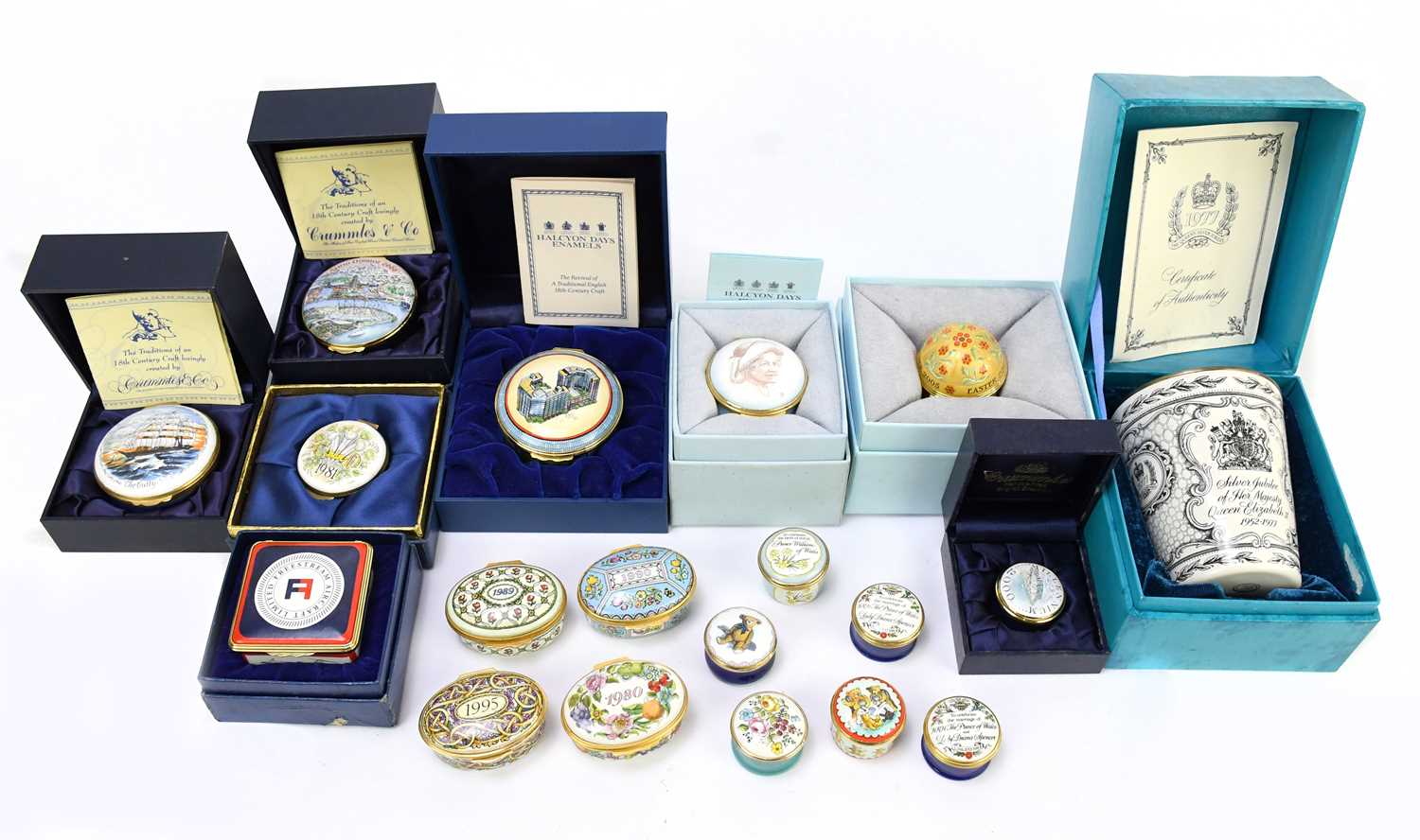 A collection of nineteen modern enamel pill and trinket boxes, to include Halcyon Days and Bilston &