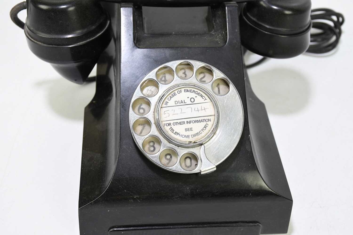 A vintage bakelite telephone. - Image 2 of 3