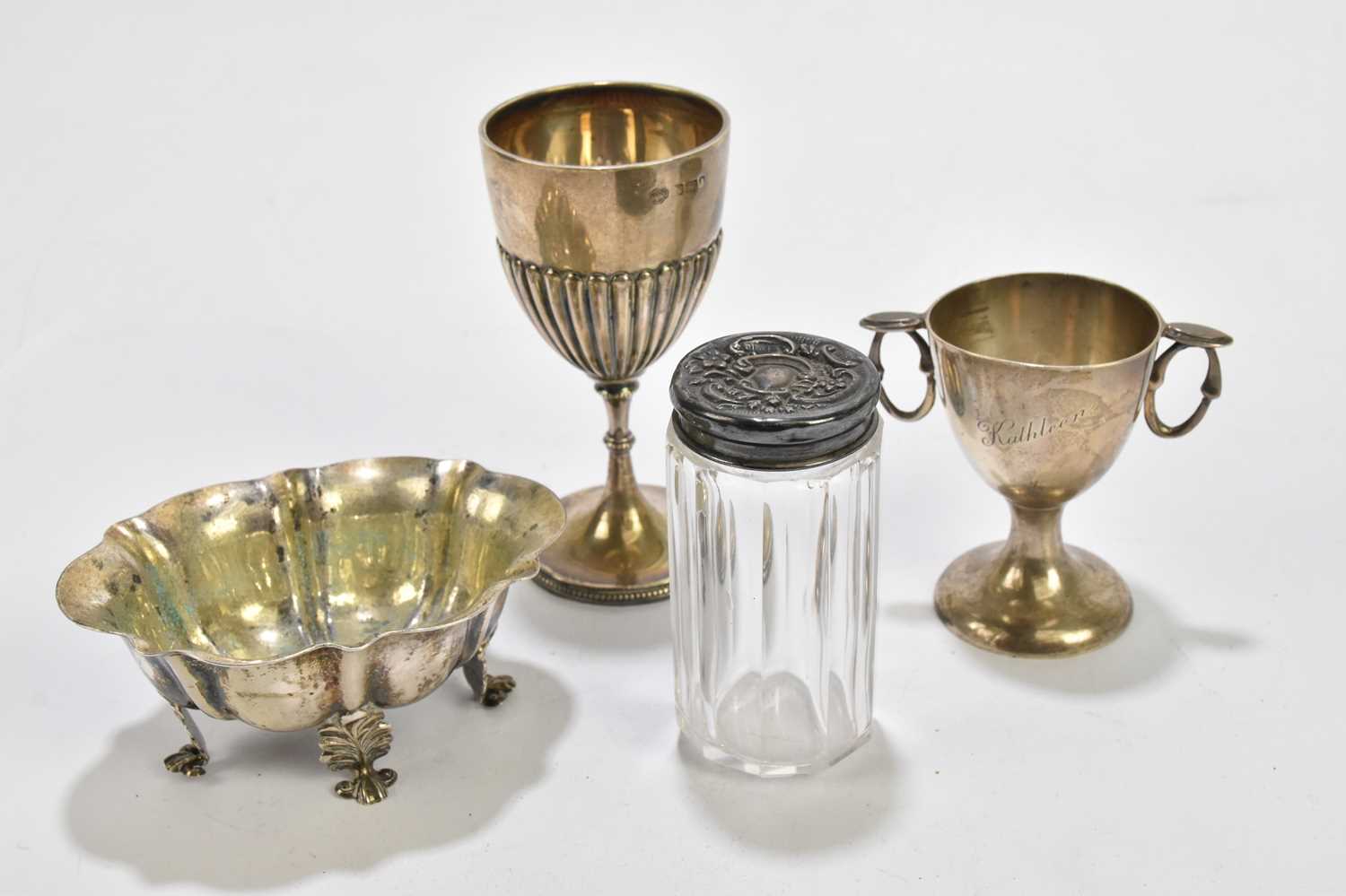 A mixed collection of various hallmarked silver items to include two handbrushes, a pill box, a twin - Image 4 of 5