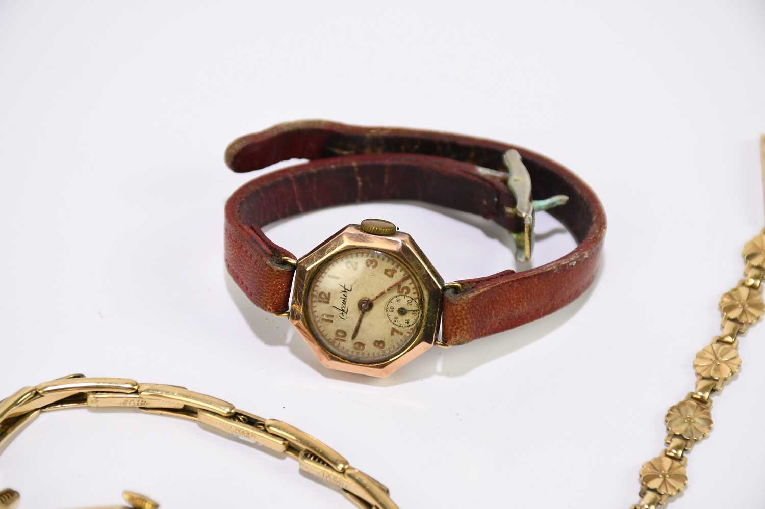 ACCURIST; a lady's 9ct gold cased wristwatch with 9ct gold floral bracelet, the silvered dial set - Image 3 of 4