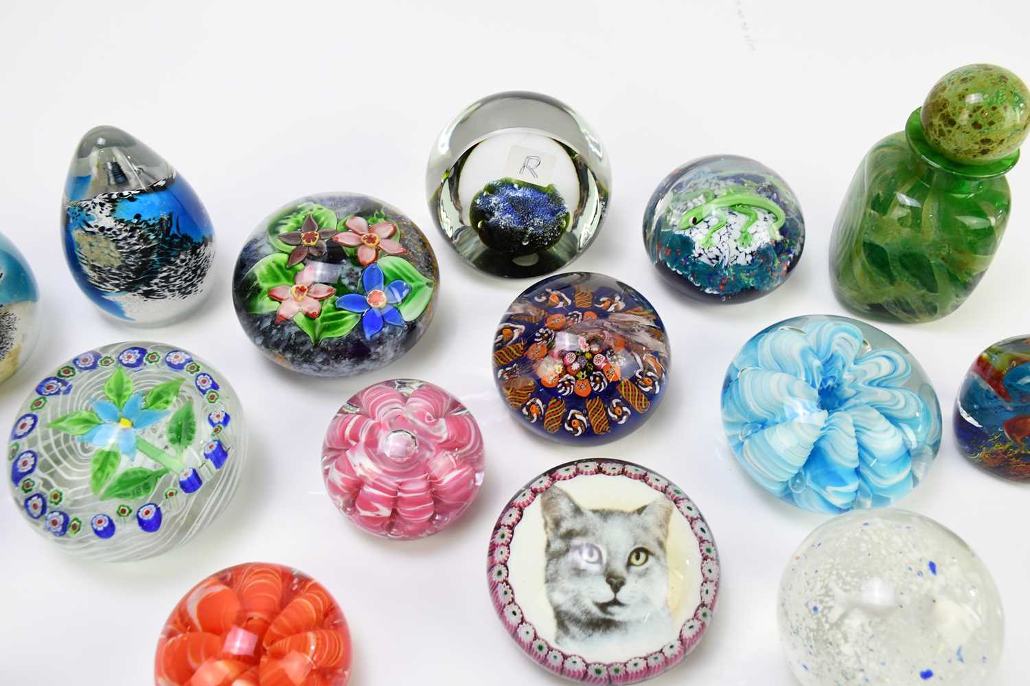 A collection of twenty assorted glass paperweights to include Caithness examples, also a Mdina - Image 4 of 5