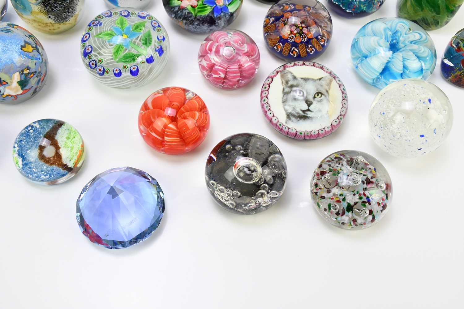 A collection of twenty assorted glass paperweights to include Caithness examples, also a Mdina - Image 3 of 5