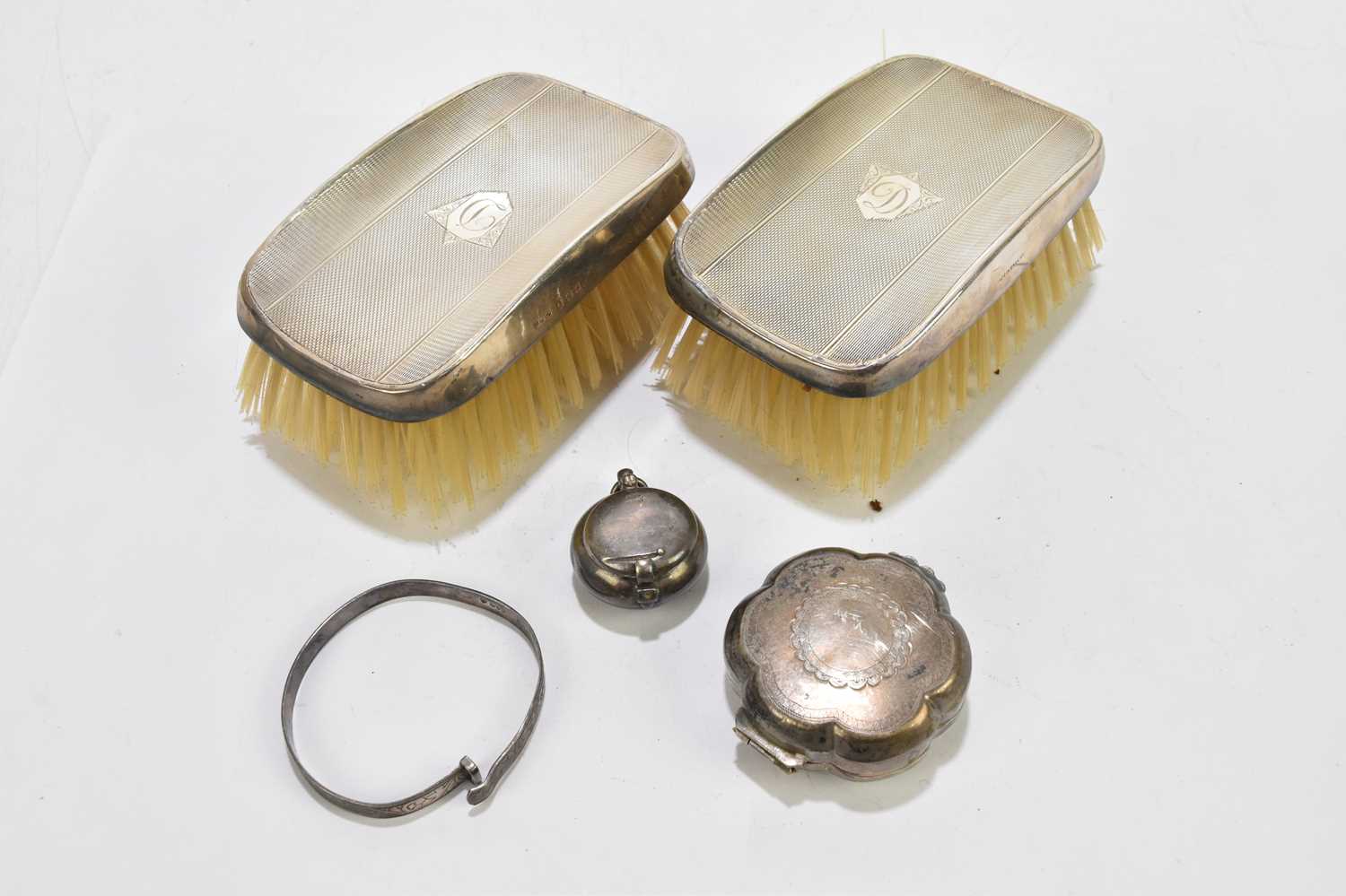 A mixed collection of various hallmarked silver items to include two handbrushes, a pill box, a twin - Image 5 of 5
