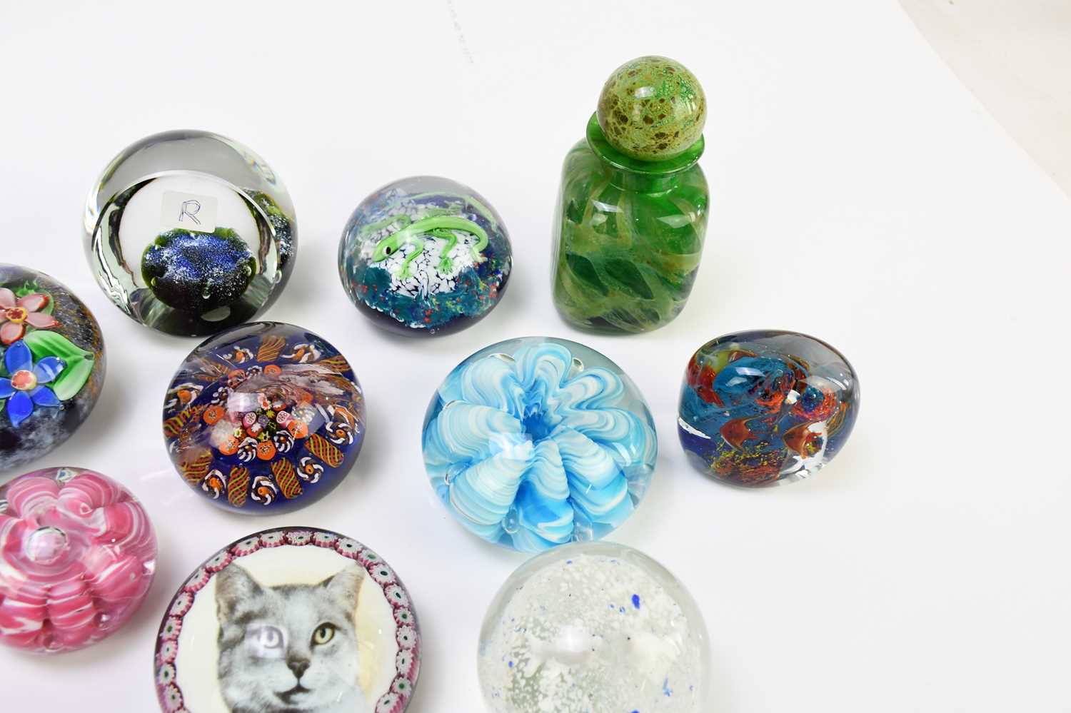A collection of twenty assorted glass paperweights to include Caithness examples, also a Mdina - Image 5 of 5