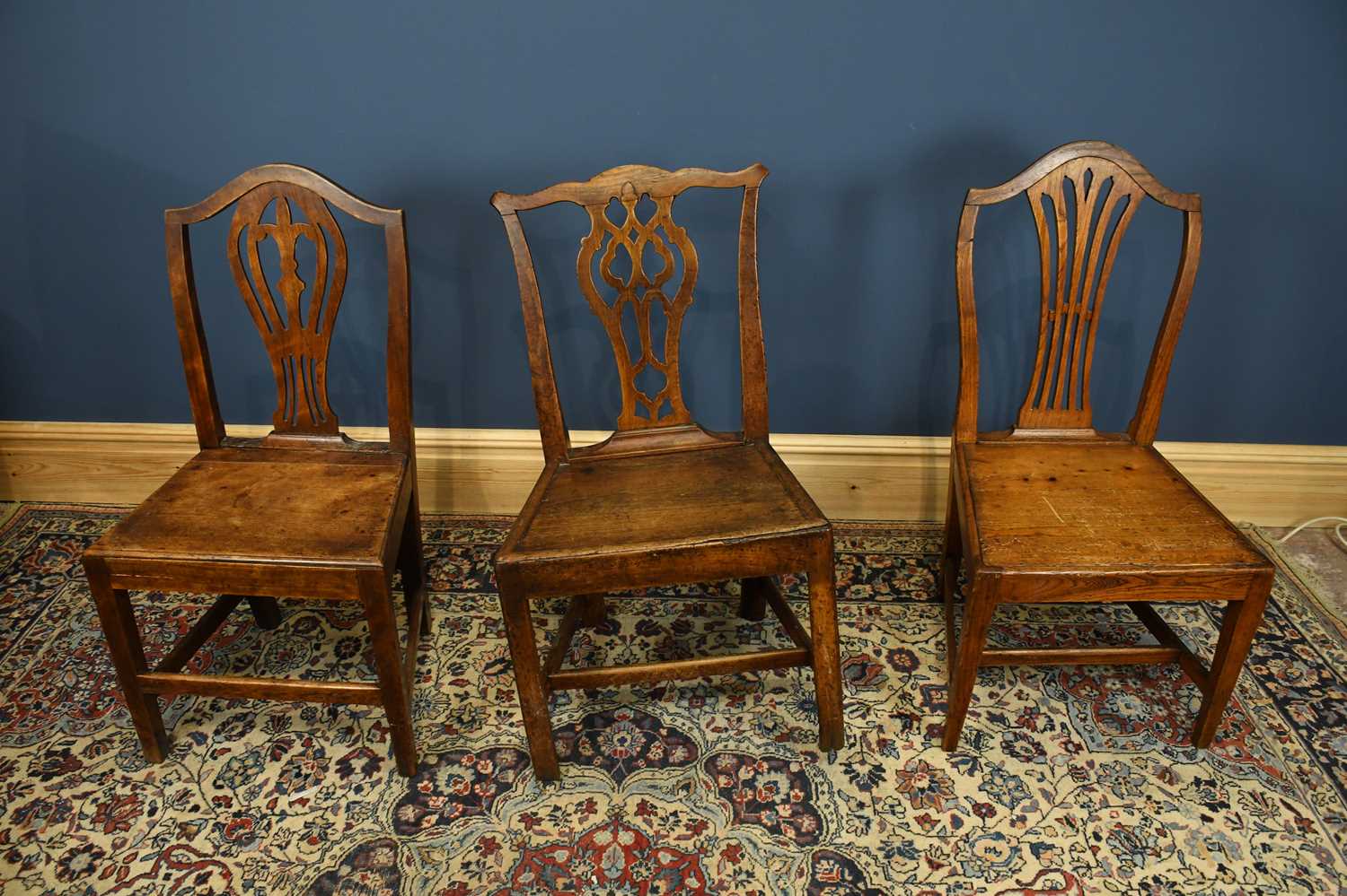 A George III oak drop-leaf dining table, on tapered legs and pad feet, height 72cm, length 106cm, - Image 5 of 6