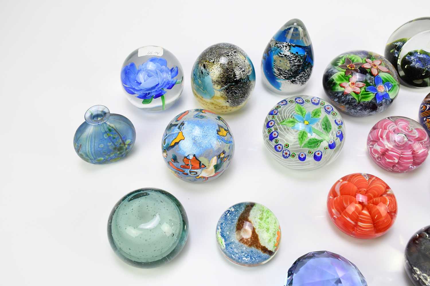 A collection of twenty assorted glass paperweights to include Caithness examples, also a Mdina - Image 2 of 5