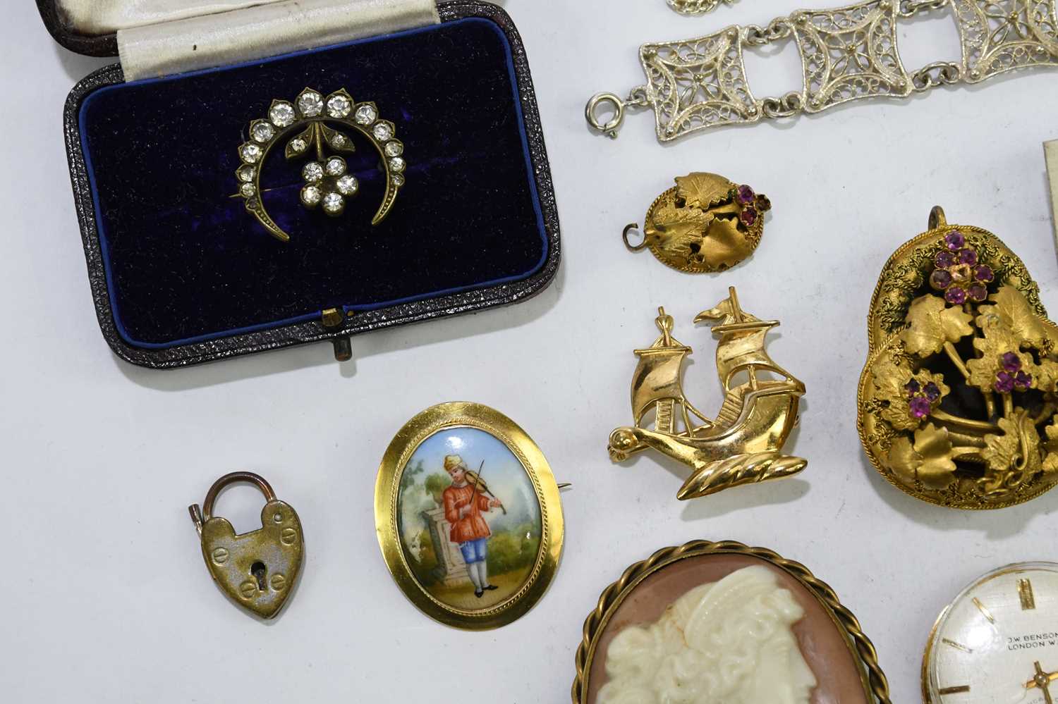 A small quantity of assorted hallmarked silver, white metal and silver plated costume jewellery to - Image 5 of 6