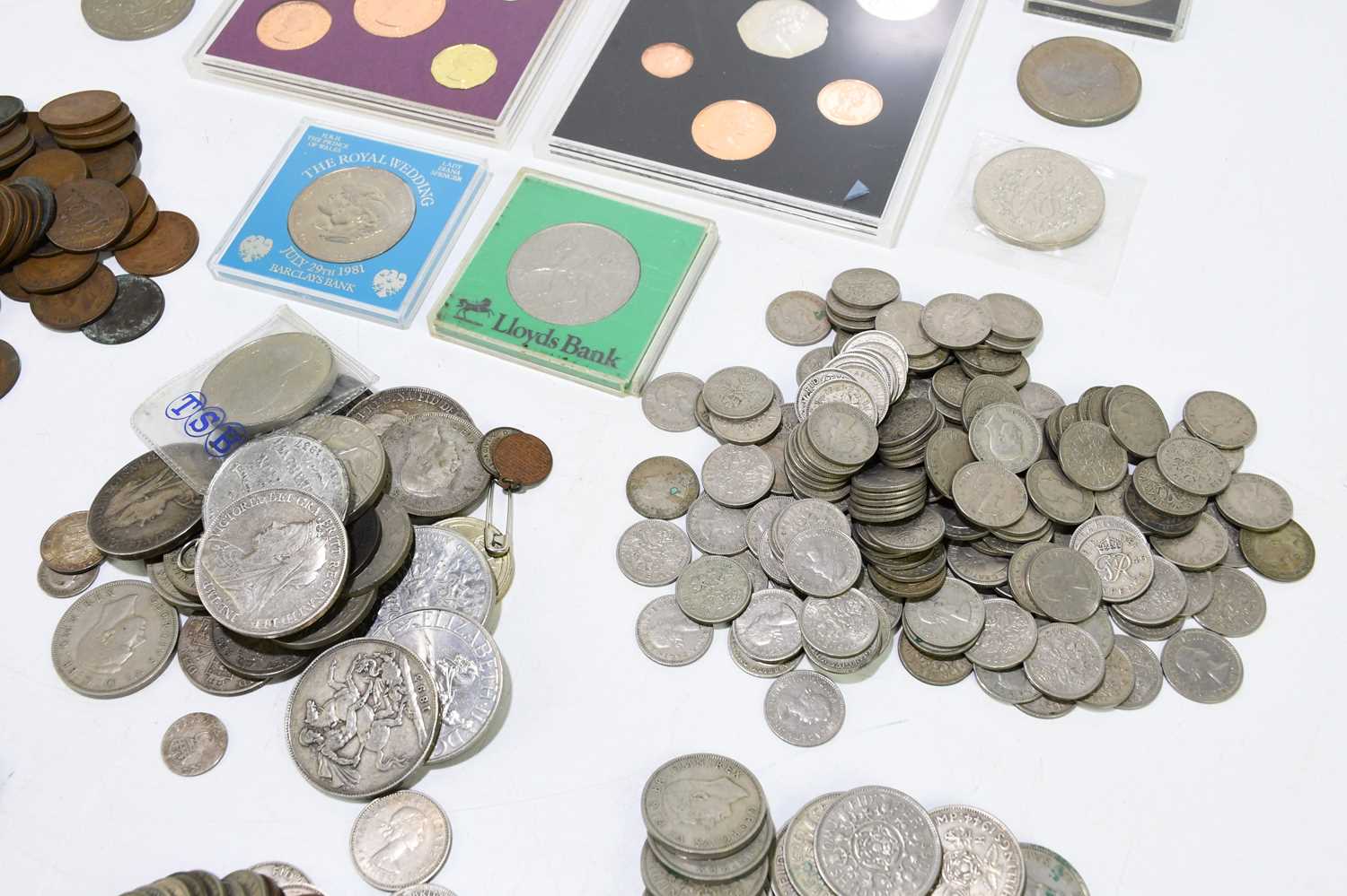 A quantity of assorted coins to include commemorative crowns, half crowns, florins, silver - Image 5 of 8