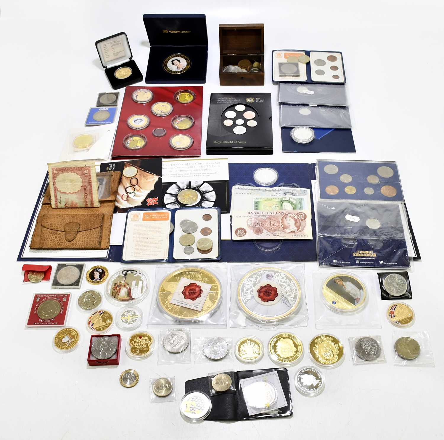 A small quantity of predominantly British coins to include various collectors' coins,