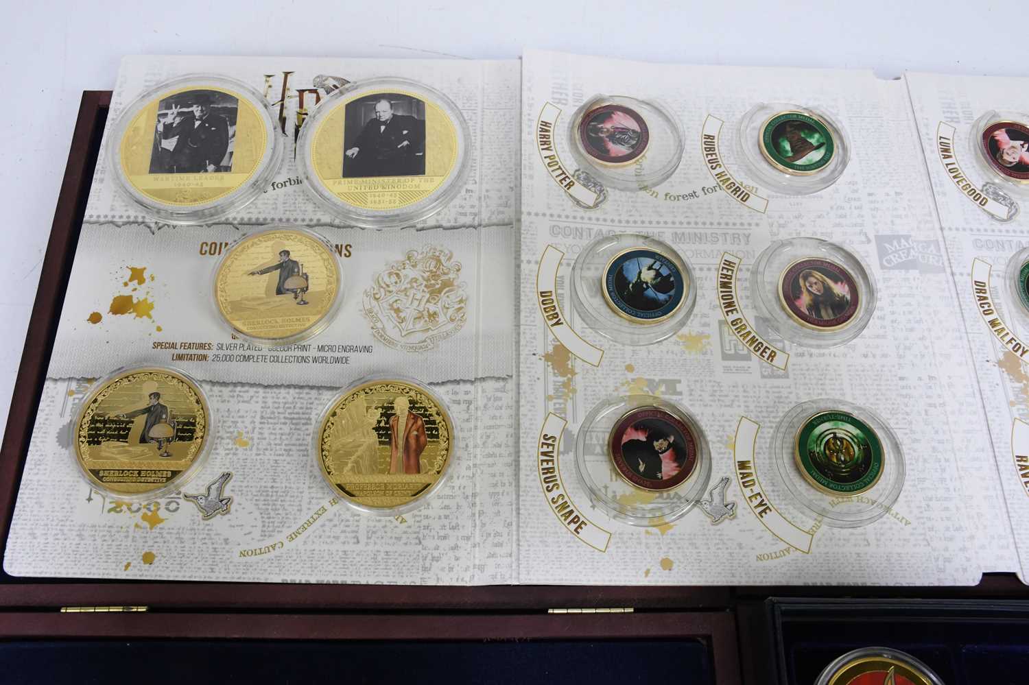 A miscellany of modern commemorative coins to include two Winston Churchill portraits of British - Image 5 of 5