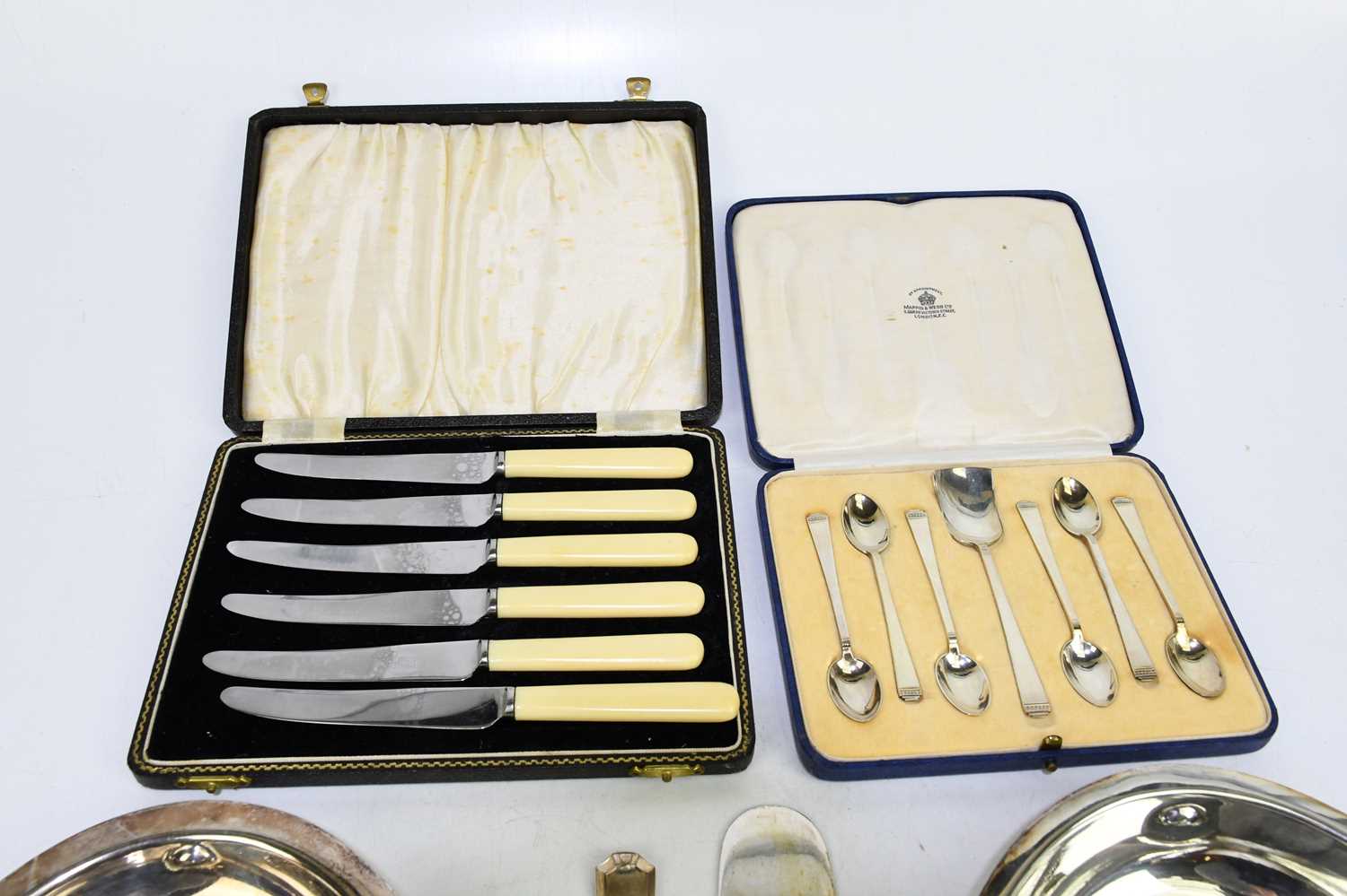 A small selection of silver plated flatware including serving slices, forks, etc. - Image 4 of 4