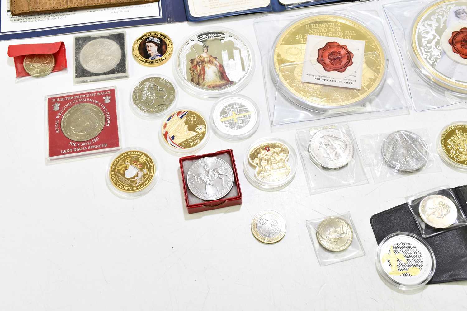 A small quantity of predominantly British coins to include various collectors' coins, - Image 3 of 7