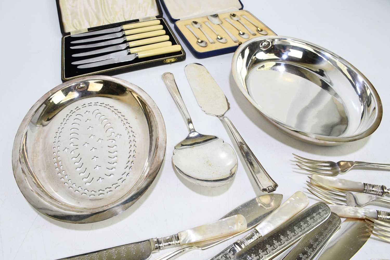 A small selection of silver plated flatware including serving slices, forks, etc. - Image 3 of 4